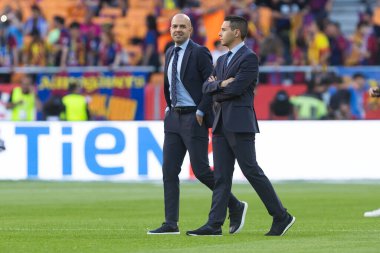 Seville, İspanya - 26 Nisan 2025: Copa del Rey finali FC Barcelona ile Real Madrid arasında oynandı. Hakem tartışması. Ricardo de Burgos Bengoechea ve Pablo Gonzalez.