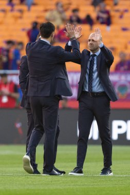 Seville, İspanya - 26 Nisan 2025: Copa del Rey finali FC Barcelona ile Real Madrid arasında oynandı. Hakem tartışması. Ricardo de Burgos Bengoechea ve Pablo Gonzalez.