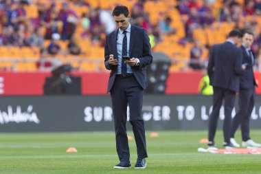 Seville, İspanya - 26 Nisan 2025: Copa del Rey finali FC Barcelona ile Real Madrid arasında oynandı. Hakem tartışması. Ricardo de Burgos Bengoechea ve Pablo Gonzalez.