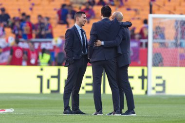 Seville, İspanya - 26 Nisan 2025: Copa del Rey finali FC Barcelona ile Real Madrid arasında oynandı. Hakem tartışması. Ricardo de Burgos Bengoechea ve Pablo Gonzalez.