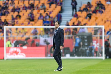 Seville, İspanya - 26 Nisan 2025: Copa del Rey finali FC Barcelona ile Real Madrid arasında oynandı. Hakem tartışması. Ricardo de Burgos Bengoechea ve Pablo Gonzalez.