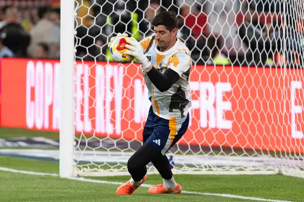 Seville, İspanya - 26 Nisan 2025: Copa del Rey finali Sevilla 'da FC Barcelona ile Real Madrid arasında. Barselona kazandı. İspanyol klasiği. Gerçek Madrid oyuncuları.