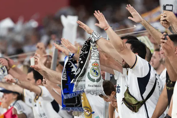 Seville, İspanya - 26 Nisan 2025: Copa del Rey finali Sevilla 'da FC Barcelona ile Real Madrid arasında. Barselona kazandı. İspanyol klasiği. Gerçek Madrid oyuncuları.