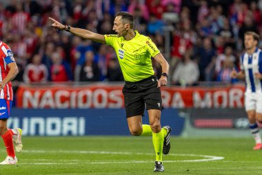 Madrid, İspanya - 10 Mayıs 2025: Atletico Madrid ile Real Sociedad arasındaki La Liga maçı başkentte oynandı. La Liga hakemi..