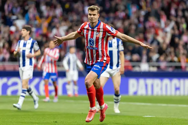 Madrid, İspanya - 10 Mayıs 2025: Atletico Madrid ile Real Sociedad arasında oynanan bir lig maçı. Alexander Sorloth maç sırasında hat-trick yaptı. Lig rekoru kırdı..