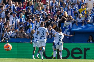Madrid, İspanya - 24 Mayıs 2025: Legans ile Valladolid arasında oynanan La Liga maçı. Leganlar ve Valladolid HiperHareket Ligi 'ne atıldı. Takımlar bırakmayla karşı karşıya.