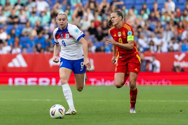 Barcelona, İspanya - 3 Haziran 2025: İspanya ve İngiltere arasında Dünya Kupası elemeleri. Kadın futbolu. İngiltere Milli Takımı.