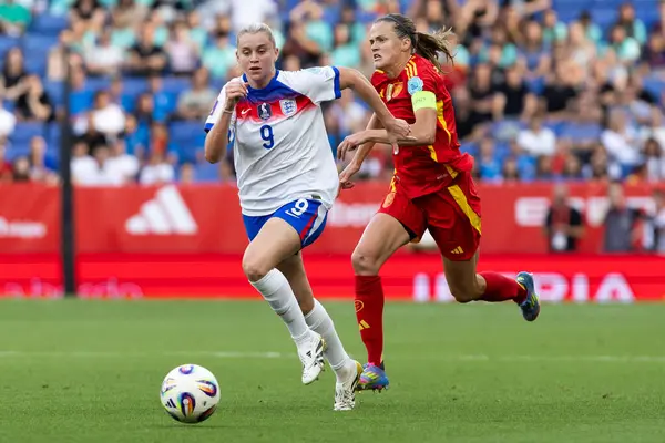 Barcelona, İspanya - 3 Haziran 2025: İspanya ve İngiltere arasında Dünya Kupası elemeleri. Kadın futbolu. İngiltere Milli Takımı.