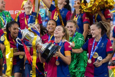 Huesca, İspanya - 7 Haziran 2025: Atletico Madrid ile FC Barcelona arasında oynanan Queen Kupası finali. Barselona kızları kazandı. Bayan futbolcular. FC Barcelona oyuncuları.