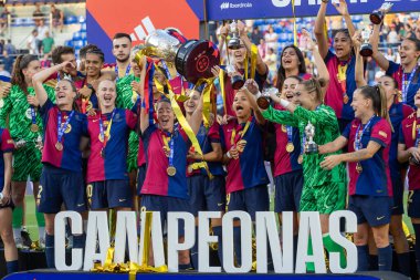Huesca, İspanya - 7 Haziran 2025: Atletico Madrid ile FC Barcelona arasında oynanan Queen Kupası finali. Barselona kızları kazandı. Bayan futbolcular. FC Barcelona oyuncuları.