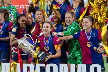 Huesca, İspanya - 7 Haziran 2025: Atletico Madrid ile FC Barcelona arasında oynanan Queen Kupası finali. Barselona kızları kazandı. Bayan futbolcular. FC Barcelona oyuncuları.