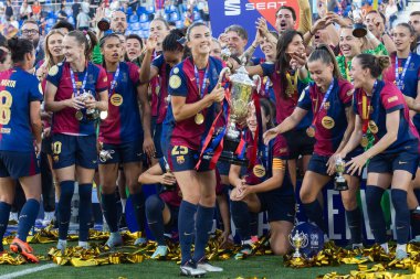 Huesca, İspanya - 7 Haziran 2025: Atletico Madrid ile FC Barcelona arasında oynanan Queen Kupası finali. Barselona kızları kazandı. Bayan futbolcular. FC Barcelona oyuncuları.