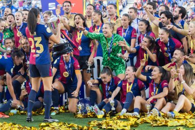 Huesca, İspanya - 7 Haziran 2025: Atletico Madrid ile FC Barcelona arasında oynanan Queen Kupası finali. Barselona kızları kazandı. Bayan futbolcular. FC Barcelona oyuncuları.