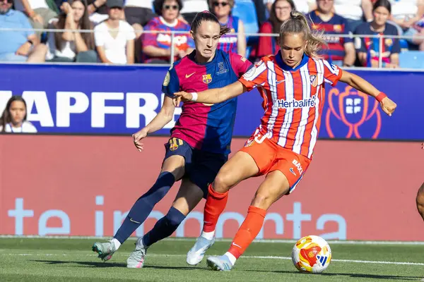 Huesca, İspanya - 7 Haziran 2025: Atletico Madrid ile FC Barcelona arasında oynanan Queen Kupası finali. Barselona kazandı. Bayan futbolcular. Atletico Madrid oyuncuları.