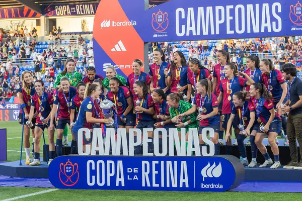 Huesca, İspanya - 7 Haziran 2025: Atletico Madrid ile FC Barcelona arasında oynanan Queen Kupası finali. Barselona kızları kazandı. Bayan futbolcular. FC Barcelona oyuncuları.