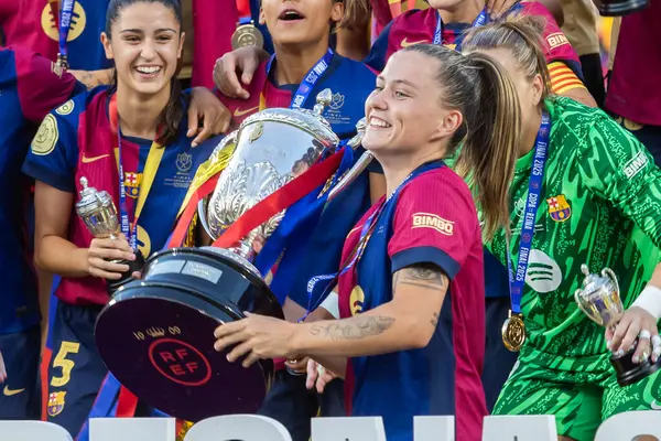 Huesca, İspanya - 7 Haziran 2025: Atletico Madrid ile FC Barcelona arasında oynanan Queen Kupası finali. Barselona kızları kazandı. Bayan futbolcular. FC Barcelona oyuncuları.