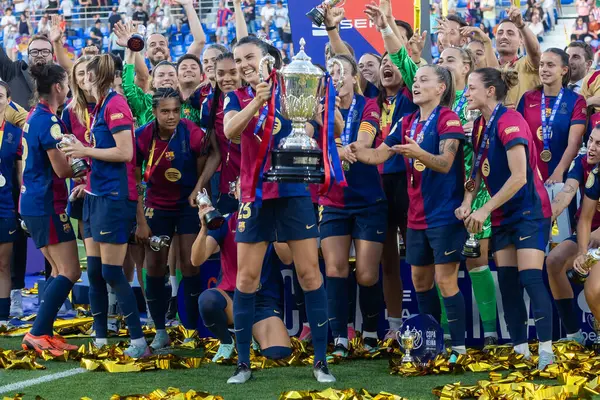 Huesca, İspanya - 7 Haziran 2025: Atletico Madrid ile FC Barcelona arasında oynanan Queen Kupası finali. Barselona kızları kazandı. Bayan futbolcular. FC Barcelona oyuncuları.