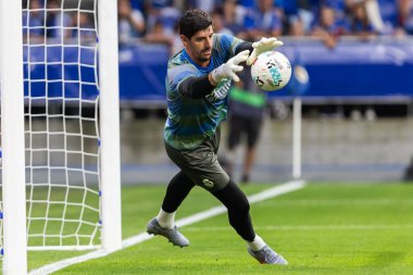 Oviedo, İspanya - 24 Ağustos 2025: Real Oviedo ve Real Madrid arasındaki lig maçı Oviedo şehrinde oynandı. Gerçek Madrid oyuncuları. 2025-2026 La Liga. Topla oynayan oyuncular.