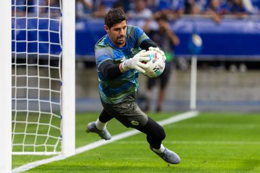 Oviedo, İspanya - 24 Ağustos 2025: Real Oviedo ve Real Madrid arasındaki lig maçı Oviedo şehrinde oynandı. Gerçek Madrid oyuncuları. 2025-2026 La Liga. Topla oynayan oyuncular.