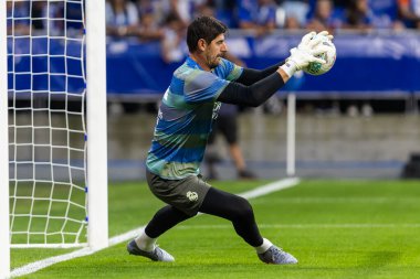 Oviedo, İspanya - 24 Ağustos 2025: Real Oviedo ve Real Madrid arasındaki lig maçı Oviedo şehrinde oynandı. Gerçek Madrid oyuncuları. 2025-2026 La Liga. Topla oynayan oyuncular.
