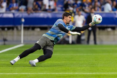 Oviedo, İspanya - 24 Ağustos 2025: Real Oviedo ve Real Madrid arasındaki lig maçı Oviedo şehrinde oynandı. Gerçek Madrid oyuncuları. 2025-2026 La Liga. Topla oynayan oyuncular.