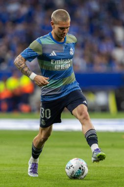 Oviedo, İspanya - 24 Ağustos 2025: Real Oviedo ve Real Madrid arasındaki lig maçı Oviedo şehrinde oynandı. Gerçek Madrid oyuncuları. 2025-2026 La Liga. Topla oynayan oyuncular.