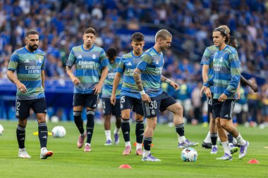 Oviedo, İspanya - 24 Ağustos 2025: Real Oviedo ve Real Madrid arasındaki lig maçı Oviedo şehrinde oynandı. Gerçek Madrid oyuncuları. 2025-2026 La Liga. Topla oynayan oyuncular.