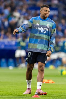 Oviedo, İspanya - 24 Ağustos 2025: Real Oviedo ve Real Madrid arasındaki lig maçı Oviedo şehrinde oynandı. Gerçek Madrid oyuncuları. 2025-2026 La Liga. Topla oynayan oyuncular.