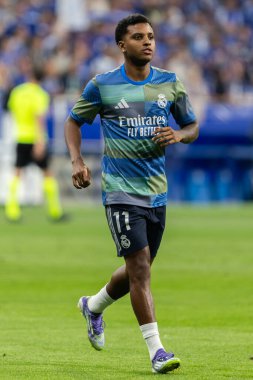 Oviedo, İspanya - 24 Ağustos 2025: Real Oviedo ve Real Madrid arasındaki lig maçı Oviedo şehrinde oynandı. Gerçek Madrid oyuncuları. 2025-2026 La Liga. Topla oynayan oyuncular.