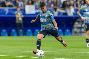 Oviedo, İspanya - 24 Ağustos 2025: Real Oviedo ve Real Madrid arasındaki lig maçı Oviedo şehrinde oynandı. Gerçek Madrid oyuncuları. 2025-2026 La Liga. Topla oynayan oyuncular.