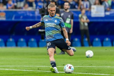 Oviedo, İspanya - 24 Ağustos 2025: Real Oviedo ve Real Madrid arasındaki lig maçı Oviedo şehrinde oynandı. Gerçek Madrid oyuncuları. 2025-2026 La Liga. Topla oynayan oyuncular.