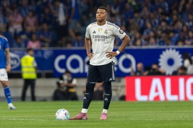 Oviedo, İspanya - 24 Ağustos 2025: Real Oviedo ve Real Madrid arasındaki lig maçı Oviedo şehrinde oynandı. Gerçek Madrid oyuncuları. 2025-2026 La Liga. Topla oynayan oyuncular.