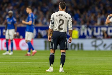 Oviedo, İspanya - 24 Ağustos 2025: Real Oviedo ve Real Madrid arasındaki lig maçı Oviedo şehrinde oynandı. Gerçek Madrid oyuncuları. 2025-2026 La Liga. Topla oynayan oyuncular.