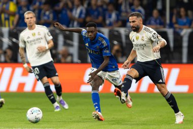 Oviedo, İspanya - 24 Ağustos 2025: Real Oviedo ve Real Madrid arasındaki lig maçı Oviedo şehrinde oynandı. Gerçek Madrid oyuncuları. 2025-2026 La Liga. Topla oynayan oyuncular.