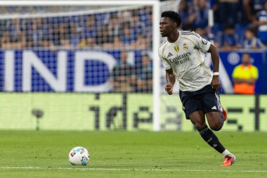 Oviedo, İspanya - 24 Ağustos 2025: Real Oviedo ve Real Madrid arasındaki lig maçı Oviedo şehrinde oynandı. Gerçek Madrid oyuncuları. 2025-2026 La Liga. Topla oynayan oyuncular.