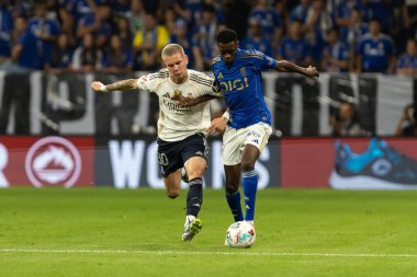 Oviedo, İspanya - 24 Ağustos 2025: Real Oviedo ve Real Madrid arasındaki lig maçı Oviedo şehrinde oynandı. Gerçek Madrid oyuncuları. 2025-2026 La Liga. Topla oynayan oyuncular.