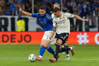 Oviedo, İspanya - 24 Ağustos 2025: Real Oviedo ve Real Madrid arasındaki lig maçı Oviedo şehrinde oynandı. Gerçek Madrid oyuncuları. 2025-2026 La Liga. Topla oynayan oyuncular.