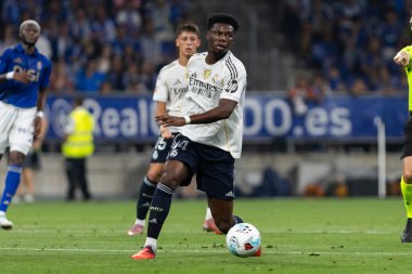 Oviedo, İspanya - 24 Ağustos 2025: Real Oviedo ve Real Madrid arasındaki lig maçı Oviedo şehrinde oynandı. Gerçek Madrid oyuncuları. 2025-2026 La Liga. Topla oynayan oyuncular.