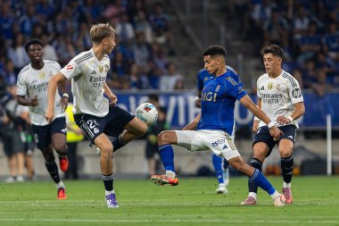 Oviedo, İspanya - 24 Ağustos 2025: Real Oviedo ve Real Madrid arasındaki lig maçı Oviedo şehrinde oynandı. Gerçek Madrid oyuncuları. 2025-2026 La Liga. Topla oynayan oyuncular.