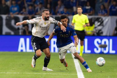 Oviedo, İspanya - 24 Ağustos 2025: Real Oviedo ve Real Madrid arasındaki lig maçı Oviedo şehrinde oynandı. Gerçek Madrid oyuncuları. 2025-2026 La Liga. Topla oynayan oyuncular.