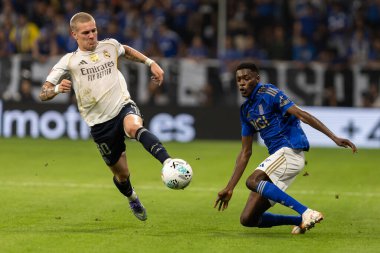 Oviedo, İspanya - 24 Ağustos 2025: Real Oviedo ve Real Madrid arasındaki lig maçı Oviedo şehrinde oynandı. Gerçek Madrid oyuncuları. 2025-2026 La Liga. Topla oynayan oyuncular.