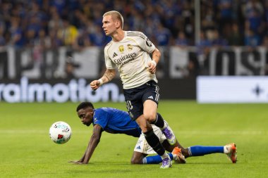 Oviedo, İspanya - 24 Ağustos 2025: Real Oviedo ve Real Madrid arasındaki lig maçı Oviedo şehrinde oynandı. Gerçek Madrid oyuncuları. 2025-2026 La Liga. Topla oynayan oyuncular.