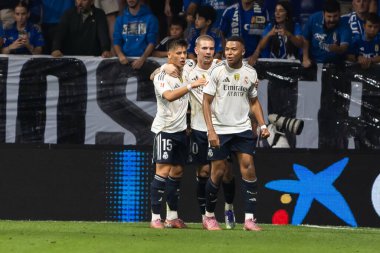 Oviedo, İspanya - 24 Ağustos 2025: Real Oviedo ve Real Madrid arasındaki lig maçı Oviedo şehrinde oynandı. Gerçek Madrid oyuncuları. 2025-2026 La Liga. Topla oynayan oyuncular.