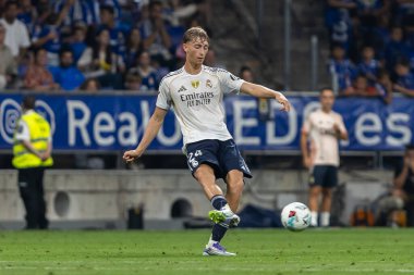 Oviedo, İspanya - 24 Ağustos 2025: Real Oviedo ve Real Madrid arasındaki lig maçı Oviedo şehrinde oynandı. Gerçek Madrid oyuncuları. 2025-2026 La Liga. Topla oynayan oyuncular.