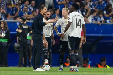 Oviedo, İspanya - 24 Ağustos 2025: Real Oviedo ve Real Madrid arasındaki lig maçı Oviedo şehrinde oynandı. Gerçek Madrid oyuncuları. 2025-2026 La Liga. Topla oynayan oyuncular.