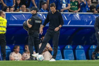 Oviedo, İspanya - 24 Ağustos 2025: Real Oviedo ve Real Madrid arasındaki lig maçı Oviedo şehrinde oynandı. Gerçek Madrid oyuncuları. 2025-2026 La Liga. Topla oynayan oyuncular.