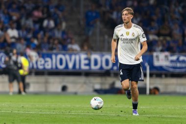 Oviedo, İspanya - 24 Ağustos 2025: Real Oviedo ve Real Madrid arasındaki lig maçı Oviedo şehrinde oynandı. Gerçek Madrid oyuncuları. 2025-2026 La Liga. Topla oynayan oyuncular.