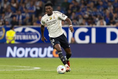 Oviedo, İspanya - 24 Ağustos 2025: Real Oviedo ve Real Madrid arasındaki lig maçı Oviedo şehrinde oynandı. Gerçek Madrid oyuncuları. 2025-2026 La Liga. Topla oynayan oyuncular.