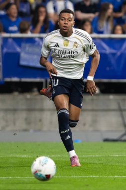 Oviedo, İspanya - 24 Ağustos 2025: Real Oviedo ve Real Madrid arasındaki lig maçı Oviedo şehrinde oynandı. Gerçek Madrid oyuncuları. 2025-2026 La Liga. Topla oynayan oyuncular.