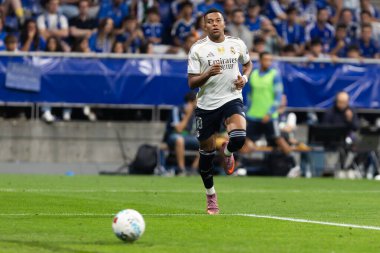 Oviedo, İspanya - 24 Ağustos 2025: Real Oviedo ve Real Madrid arasındaki lig maçı Oviedo şehrinde oynandı. Gerçek Madrid oyuncuları. 2025-2026 La Liga. Topla oynayan oyuncular.